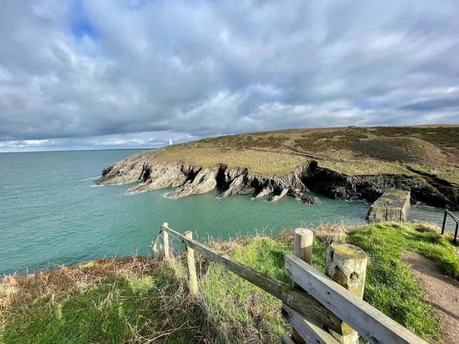 The Hut@Trefechan Wen - Coastal Coziness! Villa Goodwick Exterior photo